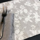 Tovaglietta fiorata grigio chiaro